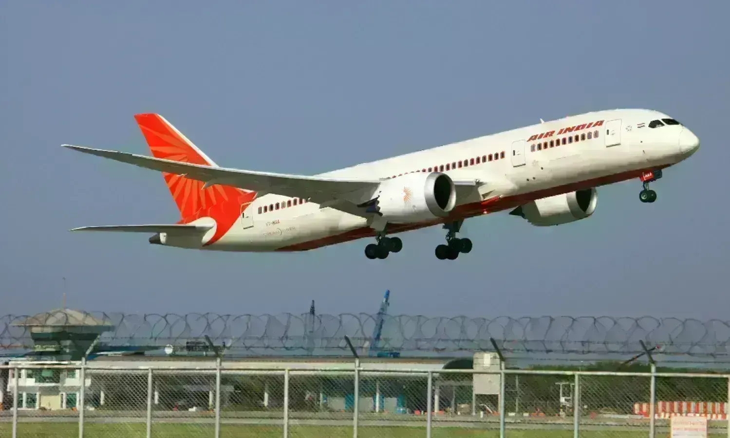 Air India: స్వీడన్ లో ఎమర్జెన్సీ ల్యాండింగ్.... Air India: స్వీడన్ లో ఎమర్జెన్సీ ల్యాండింగ్....