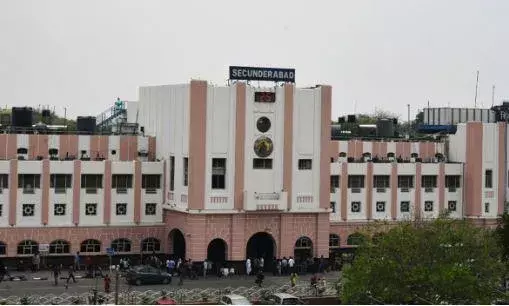 Bomb Threat : సికింద్రాబాద్ రైల్వే స్టేషన్ లో బాంబు బెదిరింపు Bomb Threat : సికింద్రాబాద్ రైల్వే స్టేషన్ లో బాంబు బెదిరింపు