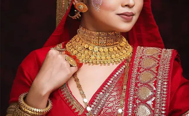 Gold and Silver Rates Today : తగ్గిన బంగారం, నిలకడగా వెండి ధరలు.. ఈ రోజు మార్కెట్లో ఈ విధంగా.. Gold and Silver Rates Today : తగ్గిన బంగారం, నిలకడగా వెండి ధరలు.. ఈ రోజు మార్కెట్లో ఈ విధంగా..