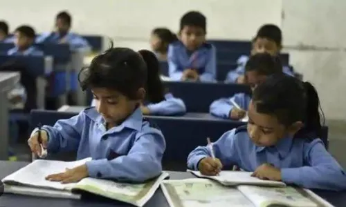 Education : ఆరేళ్లు నిండితేనే ఒకటో తరగతి
