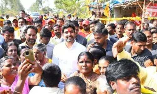 Yuvagalam : లోకేష్ పాదయాత్రలో రెవెన్యూ అధికారుల అత్యుత్సాహం Yuvagalam : లోకేష్ పాదయాత్రలో రెవెన్యూ అధికారుల అత్యుత్సాహం