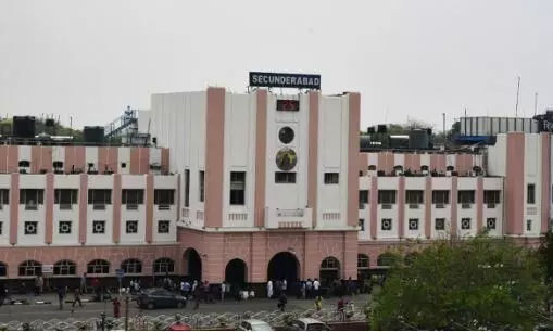 Bomb Threat : సికింద్రాబాద్ రైల్వే స్టేషన్ లో బాంబు బెదిరింపు Bomb Threat : సికింద్రాబాద్ రైల్వే స్టేషన్ లో బాంబు బెదిరింపు