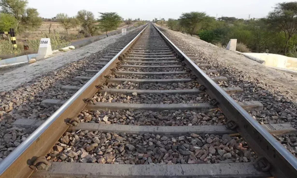 Delhi: వీడియో తీయబోయి పట్టాల కింద పడిన యువకులు