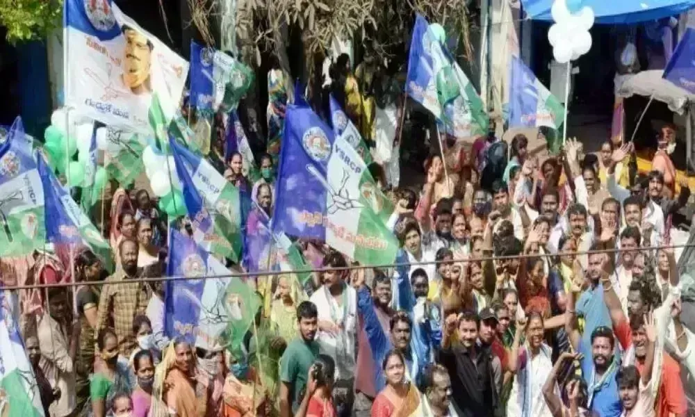 Editorial: కర్నూల్ వైసీపీలో ఎమ్మెల్సీ రగడ. Editorial: కర్నూల్ వైసీపీలో ఎమ్మెల్సీ రగడ.
