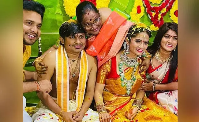 Tirupati: పెళ్లితో ఒక్కటైన రాకింగ్ రాకేష్.. జోర్దార్ సుజాత Tirupati: పెళ్లితో ఒక్కటైన రాకింగ్ రాకేష్.. జోర్దార్ సుజాత