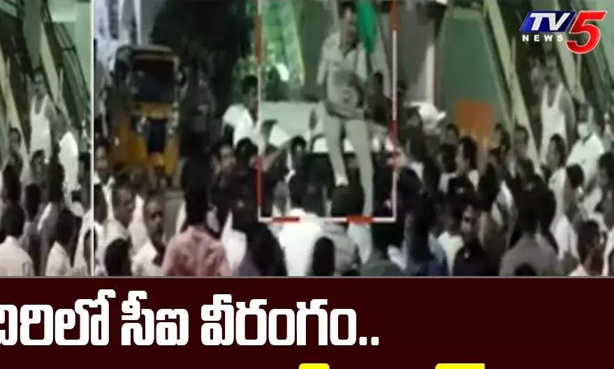 కదిరి సీఐ మధు పై భగ్గుమంటున్న జర్నలిస్టులు కదిరి సీఐ మధు పై భగ్గుమంటున్న జర్నలిస్టులు