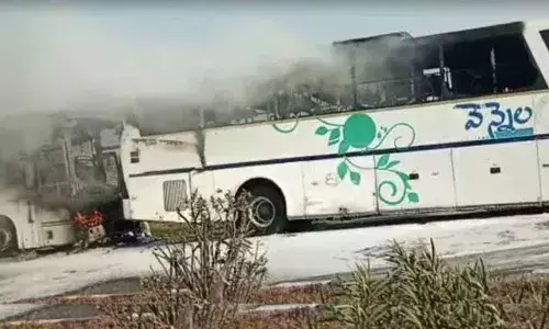 షార్ట్‌ సర్క్యూట్‌తో బస్సులో మంటలు