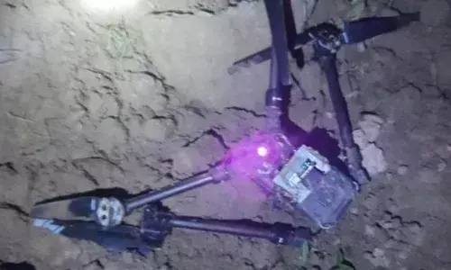 Indian Army : పాకిస్థాన్ డ్రోన్ ను కూల్చివేసిన BSF