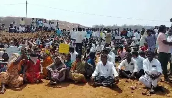 Puligutta : మైనింగ్ ఆపాలంటూ గ్రామస్తులు ఆందోళన Puligutta : మైనింగ్ ఆపాలంటూ గ్రామస్తులు ఆందోళన