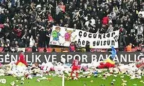 Istanbul: ఫుట్‌బాల్‌ గ్రౌండ్‌లో అరుదైన దృశ్యం
