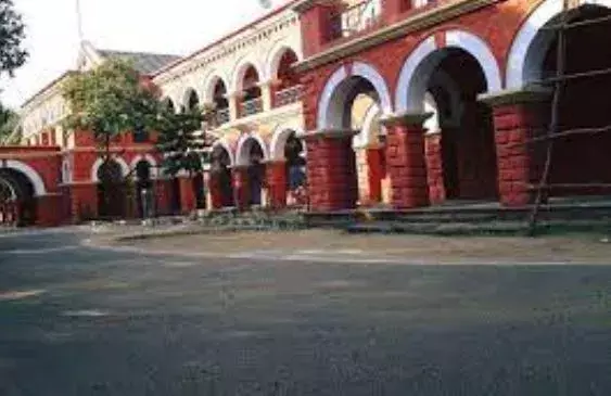 AP: కలెక్టరేట్ భవనం పైకెక్కి ఓ మహిళ ఆత్మహత్యాయత్నం