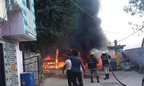 Hyderabad: లంగర్హౌస్లో భారీ అగ్నిప్రమాదం.. ఫర్నిచర్ గోదాంలో మంటలు.. Hyderabad: లంగర్హౌస్లో భారీ అగ్నిప్రమాదం.. ఫర్నిచర్ గోదాంలో మంటలు..