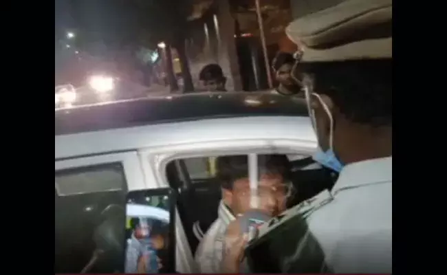 Hyderabad: తాగి కారు నడుపుతూ.. నోటికొచ్చినట్లు వాగుతూ.. Hyderabad: తాగి కారు నడుపుతూ.. నోటికొచ్చినట్లు వాగుతూ..