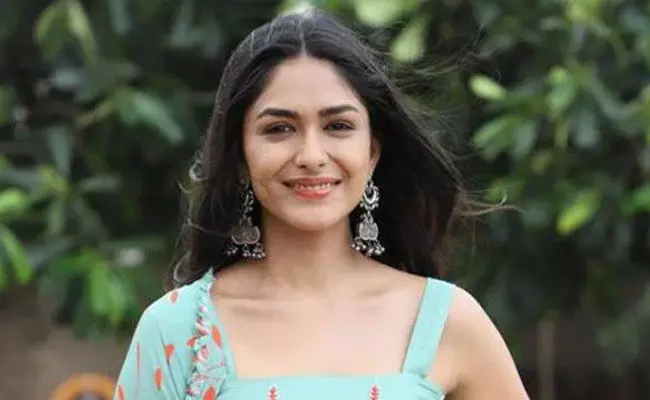 Mrunal Thakur: ఫ్యాన్ పెళ్లి ప్రపోజల్.. క్యూట్ రిప్లై ఇచ్చిన మృణాల్ Mrunal Thakur: ఫ్యాన్ పెళ్లి ప్రపోజల్.. క్యూట్ రిప్లై ఇచ్చిన మృణాల్