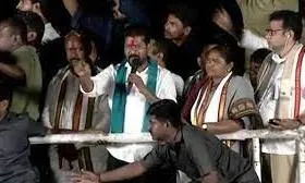Telangana: రేవంత్పై కోడిగుడ్లు, టమోటాలు విసిరిన బీఆర్ఎస్ కార్యకర్తలు Telangana: రేవంత్పై కోడిగుడ్లు, టమోటాలు విసిరిన బీఆర్ఎస్ కార్యకర్తలు
