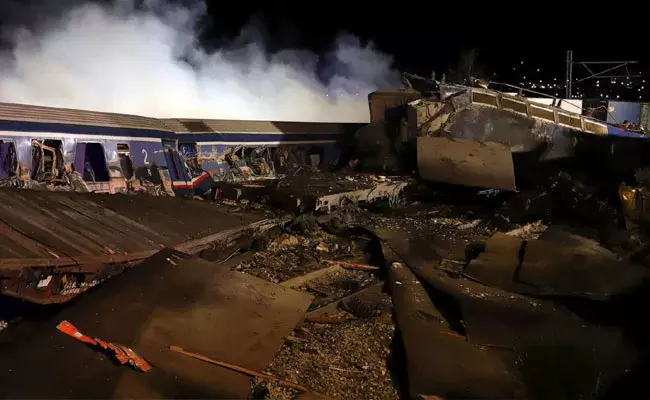 Greece: ఘోర ప్రమాదం.. ఒకే ట్రాక్‌పై ప్రయాణిస్తున్న రెండు రైళ్లు ఢీకొని 32 మంది మృతి..