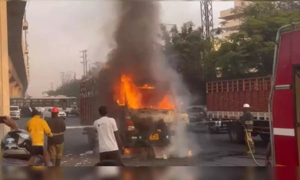 Hyderabad: మంటల్లో దగ్ధమైన డీసీఎం Hyderabad: మంటల్లో దగ్ధమైన డీసీఎం