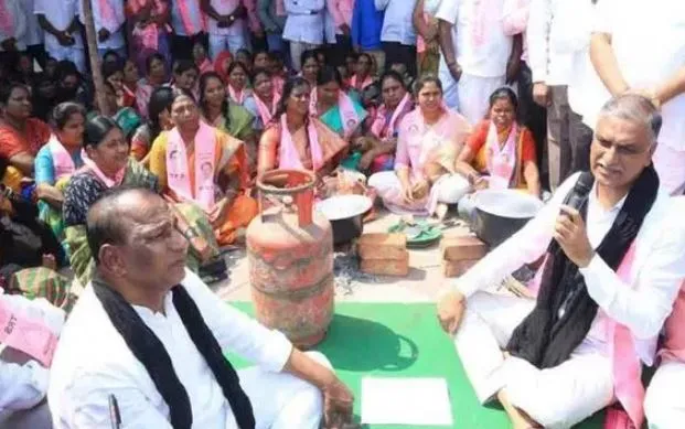 TS : గ్యాస్ ధరల పెంపుపై బీఆర్ఎస్ ధర్నా