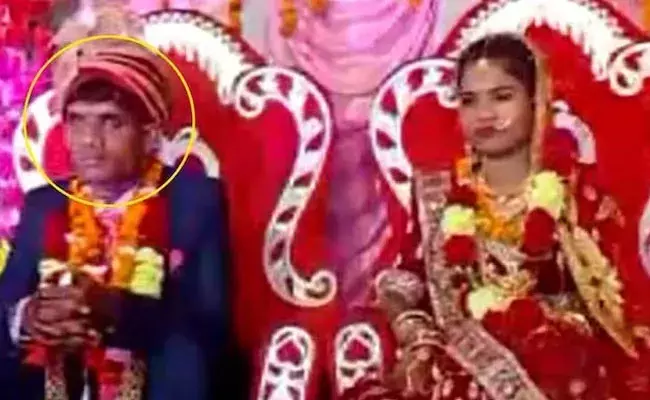 Bihar: డీజే సౌండ్కి వేదిక మీదే కుప్పకూలిన వరుడు.. Bihar: డీజే సౌండ్కి వేదిక మీదే కుప్పకూలిన వరుడు..