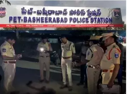 Crime : మతాంతర హత్య.. యువతి కళ్లెదుటే కత్తులతో పొడిచి..! Crime : మతాంతర హత్య.. యువతి కళ్లెదుటే కత్తులతో పొడిచి..!