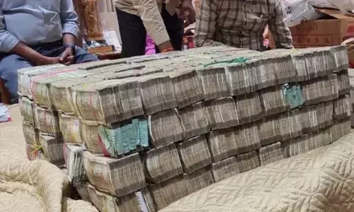 Karnataka: రూ.40 లక్షలు లంచం తీసుకుంటూ అడ్డంగా బుక్కైన ఎమ్మెల్యే తనయుడు Karnataka: రూ.40 లక్షలు లంచం తీసుకుంటూ అడ్డంగా బుక్కైన ఎమ్మెల్యే తనయుడు