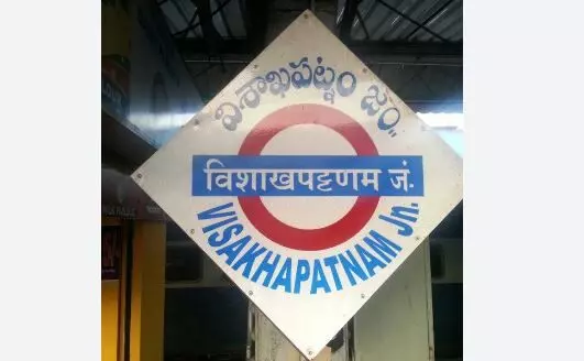 Visakha : మద్యం మత్తులో వాచ్ మెన్ వీరంగం.. పోలీసులపై దాడి Visakha : మద్యం మత్తులో వాచ్ మెన్ వీరంగం.. పోలీసులపై దాడి