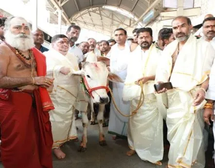 TS : వేములవాడ రాజన్నను దర్శించుకున్న రేవంత్ రెడ్డి TS : వేములవాడ రాజన్నను దర్శించుకున్న రేవంత్ రెడ్డి