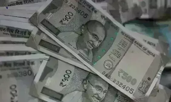 శ్రీకాకుళం: ఆటో నుంచి గాల్లోకి ఎగిరిన ఐదువందల నోట్లు