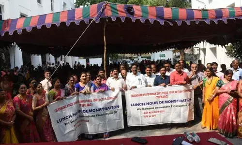 Telangana:కొత్త పీఆర్సీ వెంటనే అమలు చేయాలి..విద్యుత్ ఉద్యోగుల ఆందోళన Telangana:కొత్త పీఆర్సీ వెంటనే అమలు చేయాలి..విద్యుత్ ఉద్యోగుల ఆందోళన