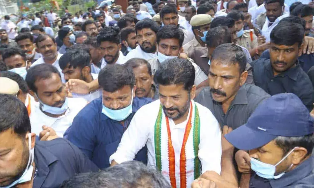 TS: తండ్రీ, కొడుకు, కూతురు, దేవుళ్లను కూడా మోసం చేశారు TS: తండ్రీ, కొడుకు, కూతురు, దేవుళ్లను కూడా మోసం చేశారు