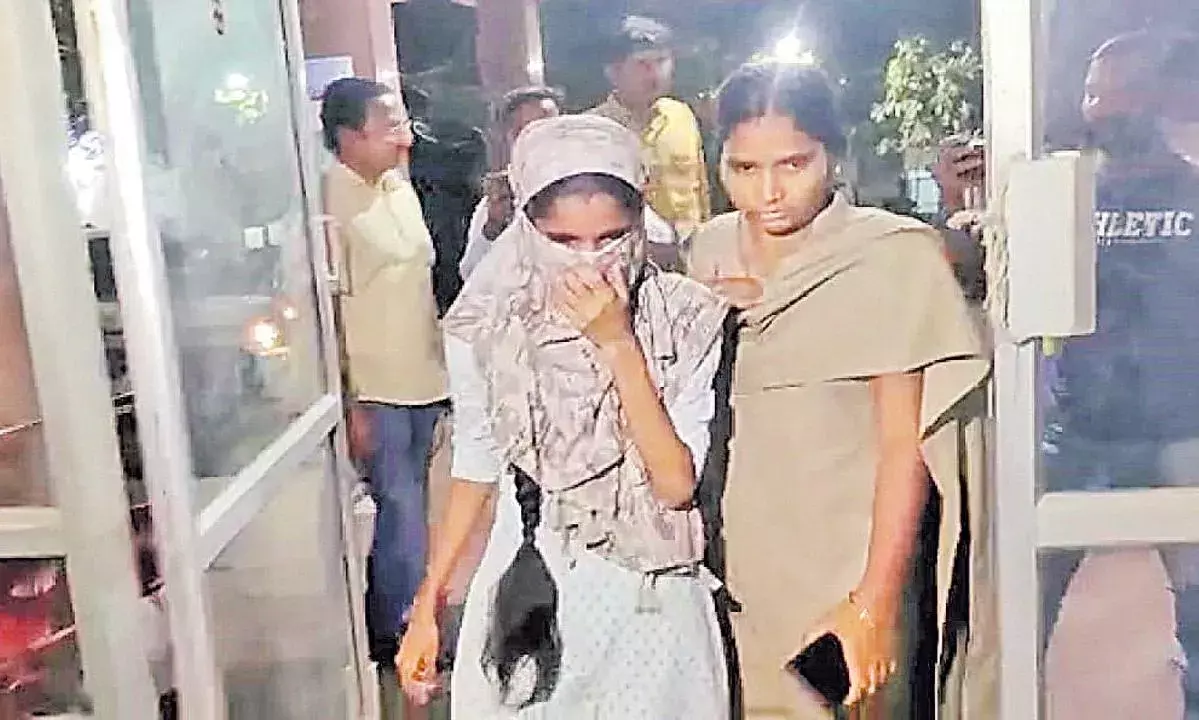 Crime: నవీన్ హత్య కేసులో ప్రియురాలితో పాటు హసన్ అరెస్ట్ Crime: నవీన్ హత్య కేసులో ప్రియురాలితో పాటు హసన్ అరెస్ట్