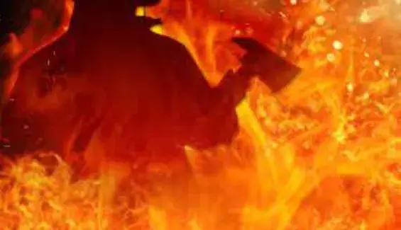 TS : కట్టుకున్న భార్యపై శానిటైజర్ పోసి నిప్పంటించాడు TS : కట్టుకున్న భార్యపై శానిటైజర్ పోసి నిప్పంటించాడు