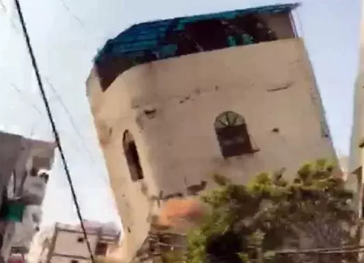 Delhi : ఢిల్లీలో కుప్పకూలిన భవనం