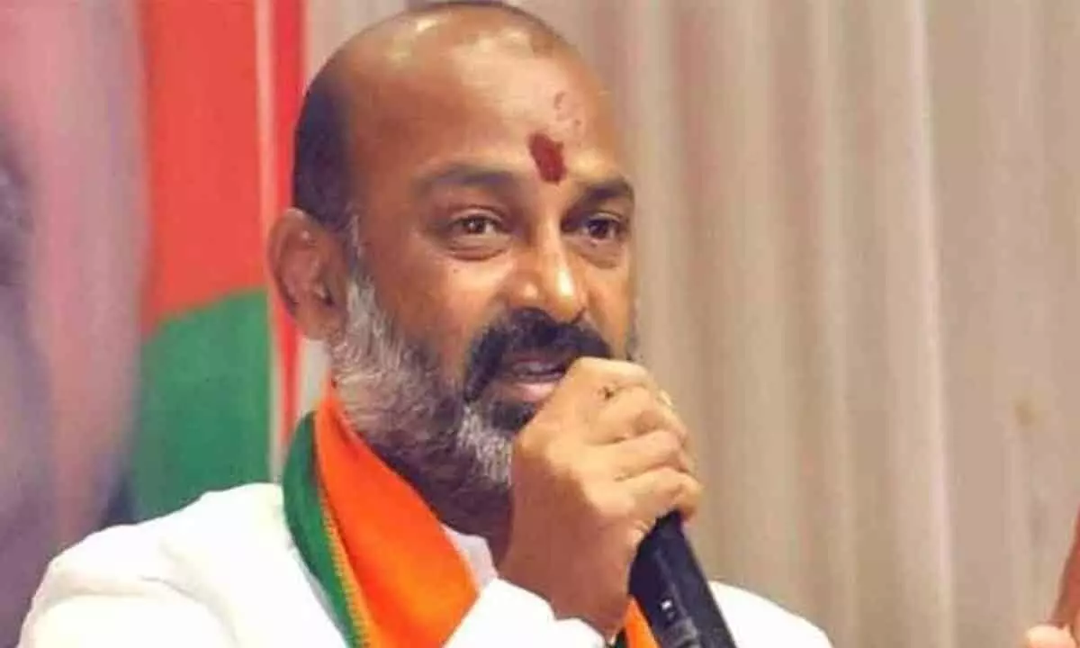 Telangana: కేటీఆర్ వెంటనే రాజీనామా చేయాలి: బండి Telangana: కేటీఆర్ వెంటనే రాజీనామా చేయాలి: బండి