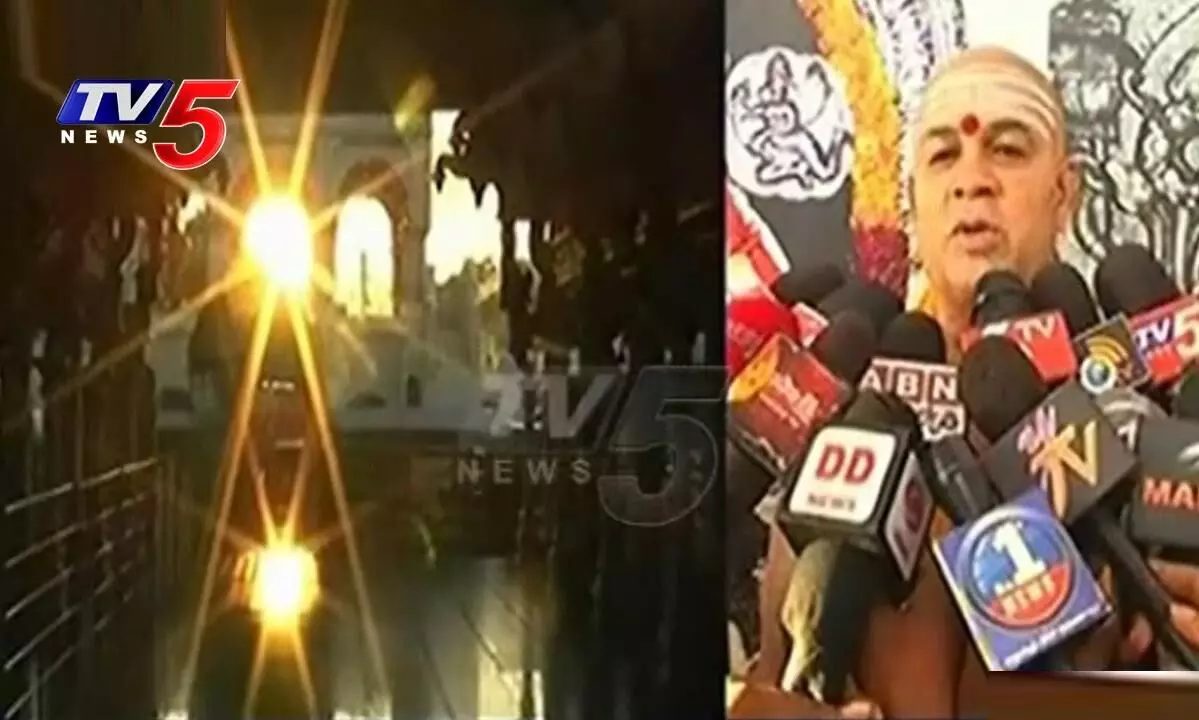 అరసవల్లిలో అద్భుత దృశ్యం.. సూర్యభగవానుడిని తాకిన సూర్య కిరణాలు అరసవల్లిలో అద్భుత దృశ్యం.. సూర్యభగవానుడిని తాకిన సూర్య కిరణాలు