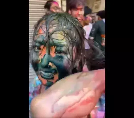 Holi : జపాన్ యువతిని వేధించిన యువకులపై పోలీసుల కేసు