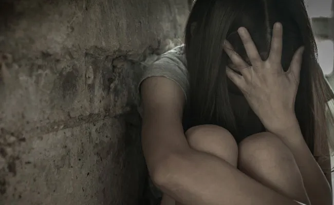 Crime News: కూతురిపై తండ్రి లైంగిక దాడి.. చచ్చే వరకు జైల్లోనే చావమంటూ తండ్రికి కోర్టు తీర్పు Crime News: కూతురిపై తండ్రి లైంగిక దాడి.. చచ్చే వరకు జైల్లోనే చావమంటూ తండ్రికి కోర్టు తీర్పు