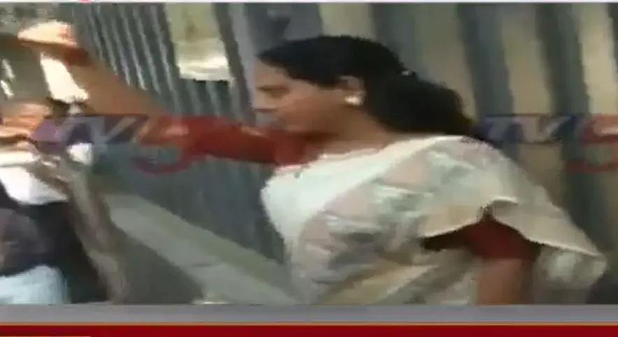 Liquor Scam : పిడికిలి బిగిస్తూ ఈడీ ఆఫీస్ లోకి వెళ్లిన ఎమ్మెల్సీ కవిత
