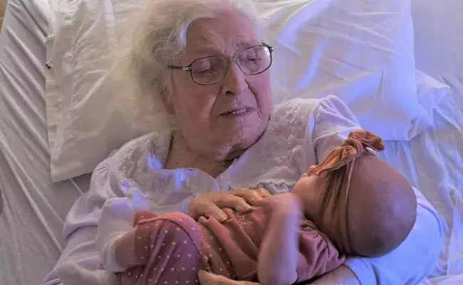US Woman: బామ్మ @ 98.. ఆరు తరాలను చూసింది.. US Woman: బామ్మ @ 98.. ఆరు తరాలను చూసింది..