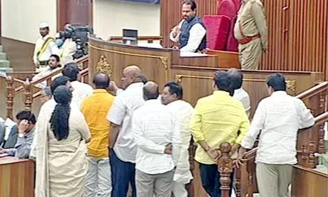 ఏపీ అసెంబ్లీలో గందరగోళం.. టీడీపీ సభ్యుల సస్పెండ్ ఏపీ అసెంబ్లీలో గందరగోళం.. టీడీపీ సభ్యుల సస్పెండ్