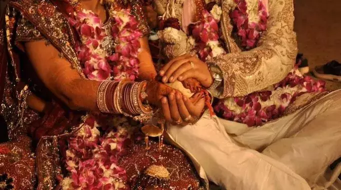 Madhya Pradesh : ఒప్పందం కుదుర్చుకున్న భర్త, చెరో భార్య దగ్గర మూడు రోజులు Madhya Pradesh : ఒప్పందం కుదుర్చుకున్న భర్త, చెరో భార్య దగ్గర మూడు రోజులు