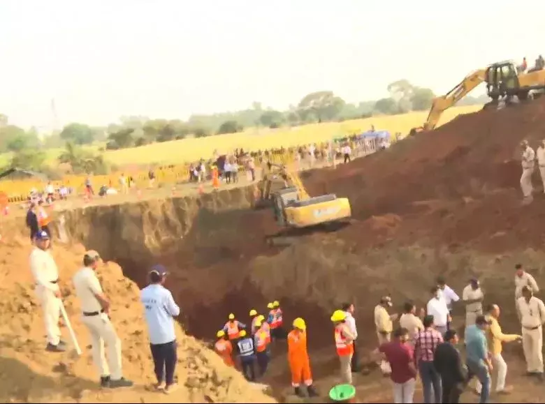 Madhya Pradesh : బోరు బావిలో పడ్డ చిన్నారి, కొనసాగుతున్న సహాయక చర్యలు Madhya Pradesh : బోరు బావిలో పడ్డ చిన్నారి, కొనసాగుతున్న సహాయక చర్యలు