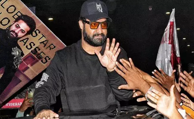 Jr. NTR: RRR స్టార్ ఆస్కార్ విజేతకు అభిమానుల ఘన స్వాగతం.. Jr. NTR: RRR స్టార్ ఆస్కార్ విజేతకు అభిమానుల ఘన స్వాగతం..