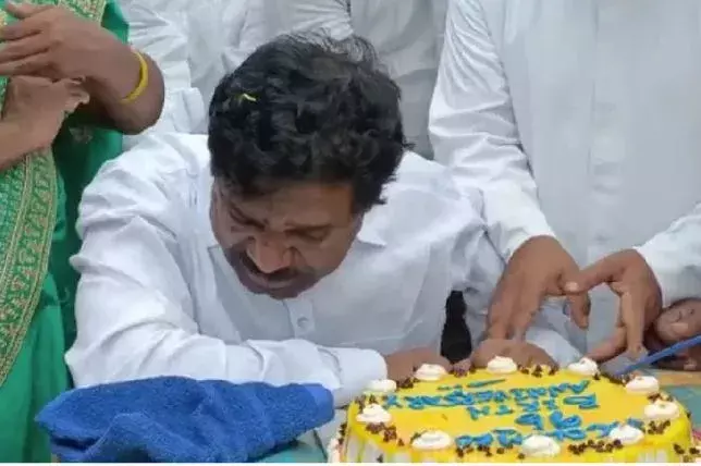 TS : లబోదిబో మంటున్న రాజయ్య... కేకు కట్ చేయకుండా ఏడ్చేశారు TS : లబోదిబో మంటున్న రాజయ్య... కేకు కట్ చేయకుండా ఏడ్చేశారు