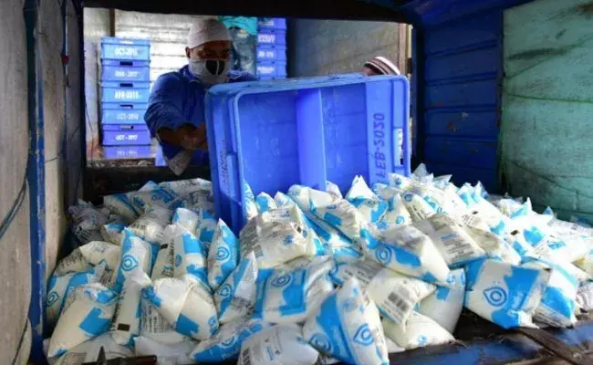 Karnataka: కర్ణాటకలో పాల కొరత.. Karnataka: కర్ణాటకలో పాల కొరత..