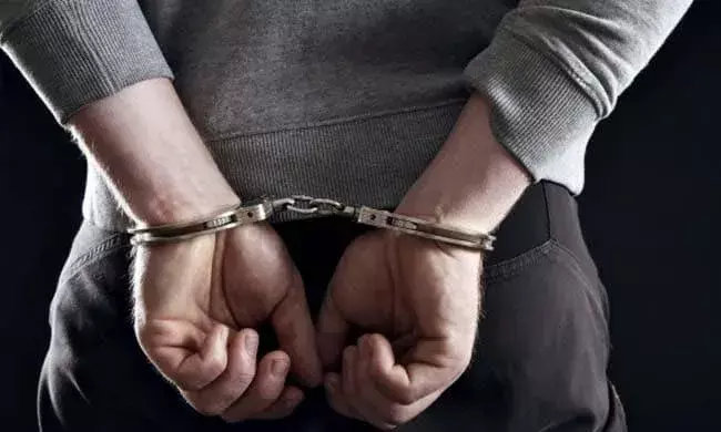 Gurugram: రోడ్డుపై నగ్న ప్రదర్శన... విదేశీయుడి వింత ప్రవర్తన