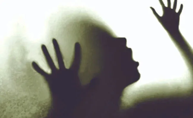 Crime News: దుర్మార్గుడు.. మనవరాలిని అత్యాచారం చేసి ఎవరికీ చెప్పొద్దని రూ.10 ఇచ్చి .. Crime News: దుర్మార్గుడు.. మనవరాలిని అత్యాచారం చేసి ఎవరికీ చెప్పొద్దని రూ.10 ఇచ్చి ..