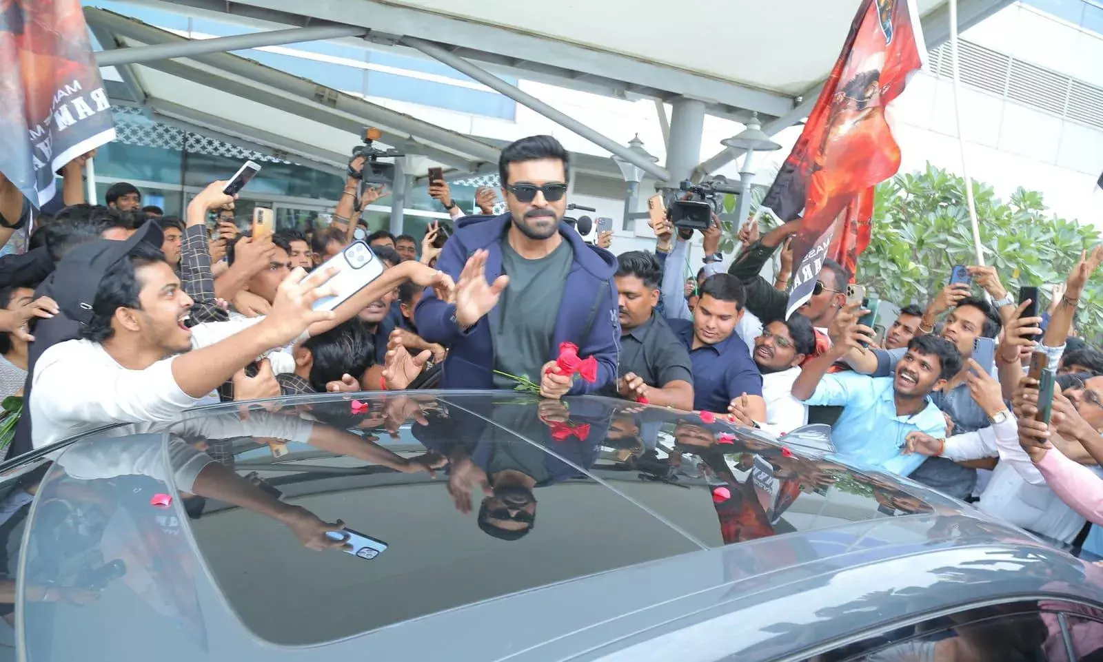 RamCharan Back In Town: చెర్రీకి ఘనస్వాగతం RamCharan Back In Town: చెర్రీకి ఘనస్వాగతం