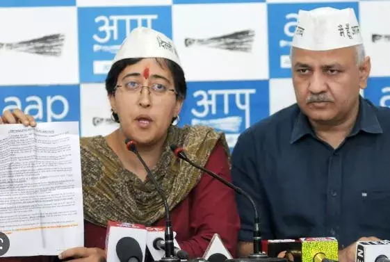 Delhi : బంగ్లా ఖాళీ చేయాలంటూ సిసోడియాకు నోటీసులు