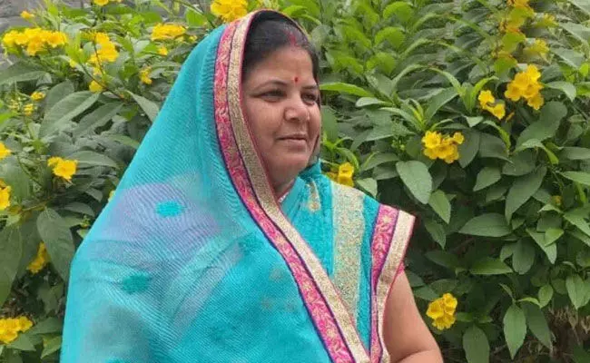 Madhu Khoiwal: 50 ఏళ్ల వయసులో బడికి వెళ్లి.. ఎల్ఐసీ ఏజెంట్గా ఉద్యోగం సంపాదించి.. Madhu Khoiwal: 50 ఏళ్ల వయసులో బడికి వెళ్లి.. ఎల్ఐసీ ఏజెంట్గా ఉద్యోగం సంపాదించి..